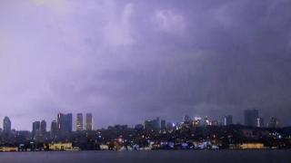 İstanbul'da şimşekler geceyi aydınlattı