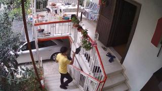 Elini kolunu sallayarak girdi, telefonu ve ayakkabıları çaldı