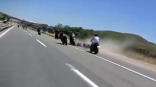 Motosikletlilerin zincirleme kazası kask kamerasında