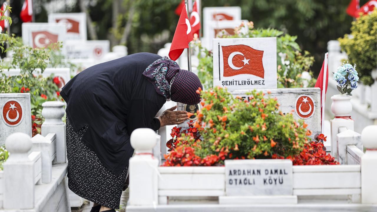 Şehitliklerde buruk bayramlaşma