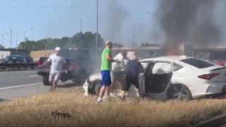 Yanan aracın sürücüsünü kurtarmak için zamanla yarıştılar