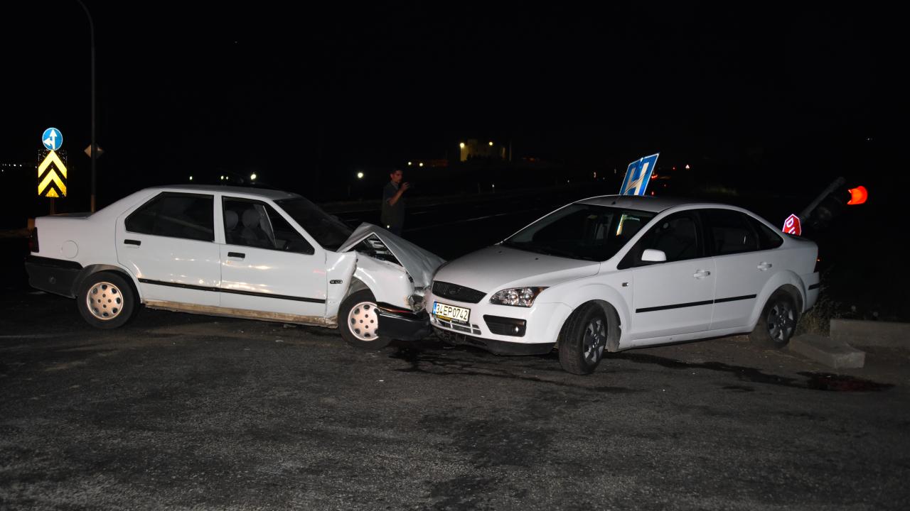 Şanlıurfa`da iki otomobil çarpıştı, 5 kişi yaralandı