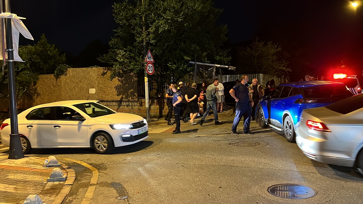 Üsküdar`da iki otomobil çarpıştı, 3 kişi yaralandı