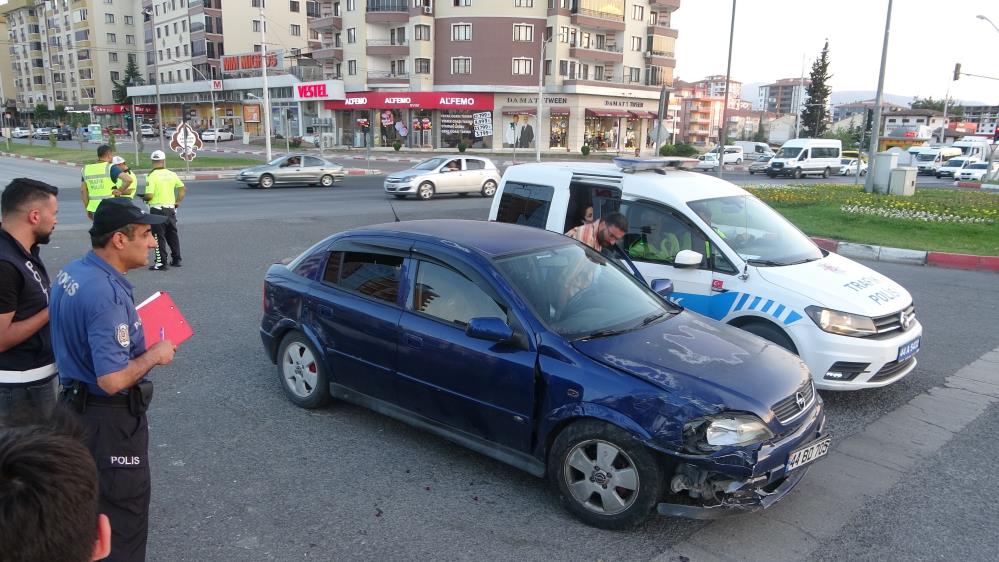 Malatya`da 2 otomobil çarpıştı, 5 kişi yaralandı