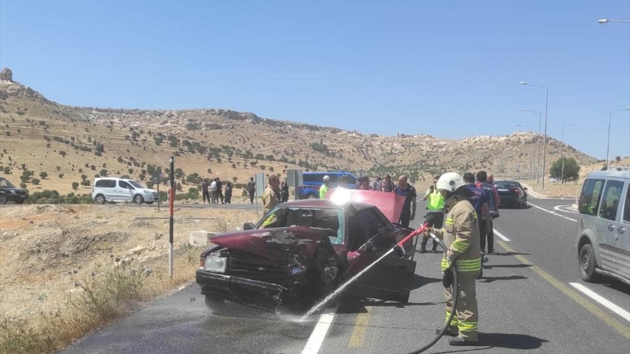 Mardin`de çarpışan 2 otomobildeki 10 kişi yaralandı