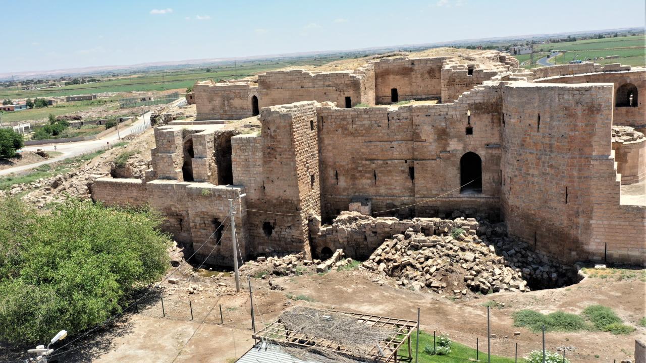 Harran Sarayı`nın ziyaretçilere kapalı olduğunu belirten Prof. Dr. Mehmet Önal, şöyle devam etti: