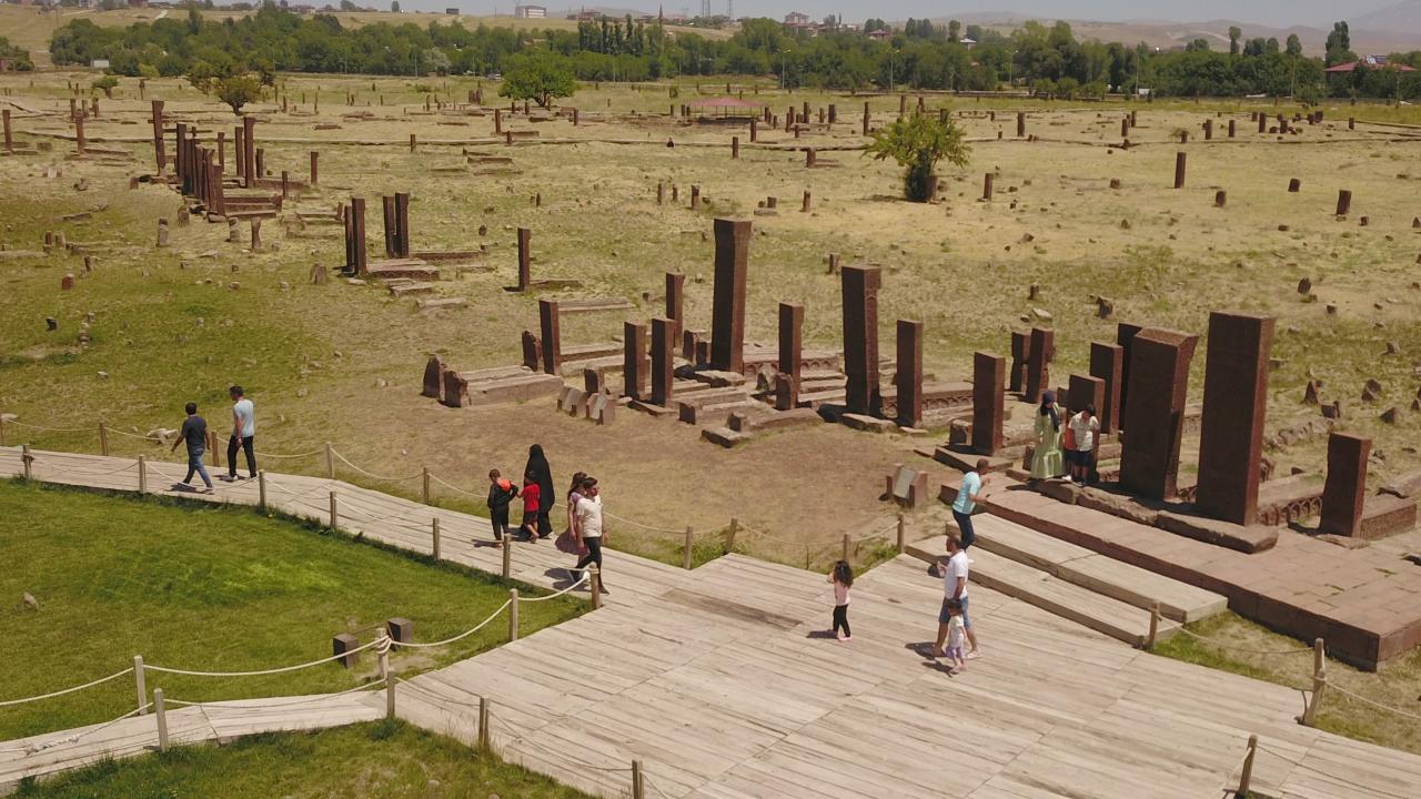 Ahlat ziyaretçilerini etkiliyor