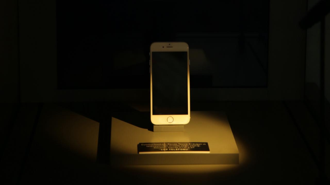 Hande Fırat`ın cep telefonu, Halisdemir`in beresi büyük ilgi görüyor