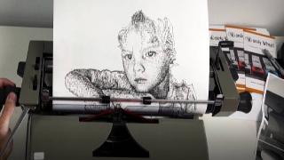 İngiliz sanatçı, daktilosuyla istediği resmi yapıyor