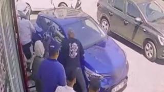 El freni çekilmeyen otomobil yayaların arasına daldı