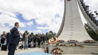 Cumhurbaşkanı Yardımcısı Oktay 15 Temmuz Anıtı'na çelenk bıraktı