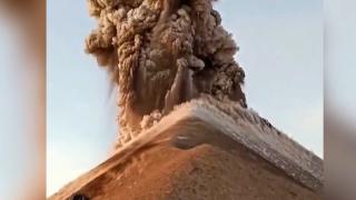 Fuego Yanardağı kül ve duman püskürttü