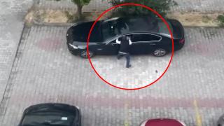 Güpegündüz otomobilin göstergesini çalan hırsızlar kamerada