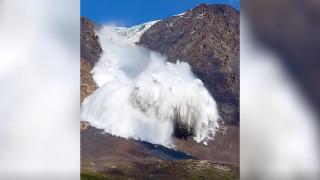 Kırgızistan'da bir turist üzerine gelen çığı görüntüledi