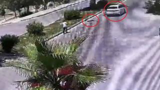 Köpeklerden kaçan çocuklara otomobil çarptı