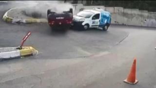 Virajı alamayan otomobil karşıdan gelen araca çarptı