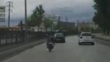 Trafikte motosikletin üzerine uzanarak ilerledi