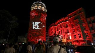 İstanbul'un simge yapılarında 15 Temmuz'a özel mapping gösterisi