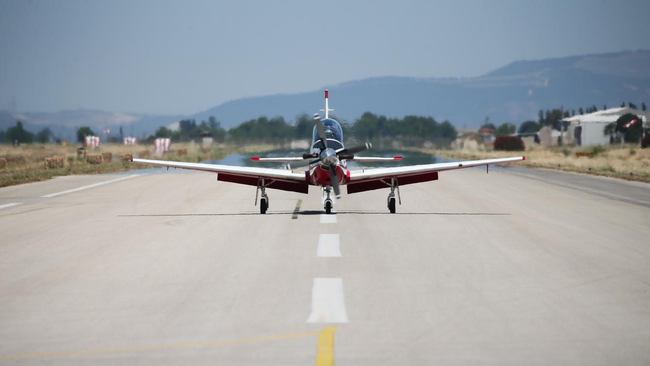 Zorlu uçuş koşullarına simülatör uçaklarla hazırlanıyor
