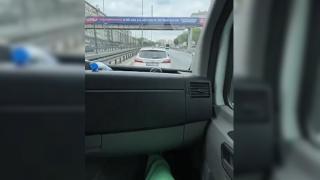 Sol şeridi işgal etti, ambulansa yol vermedi