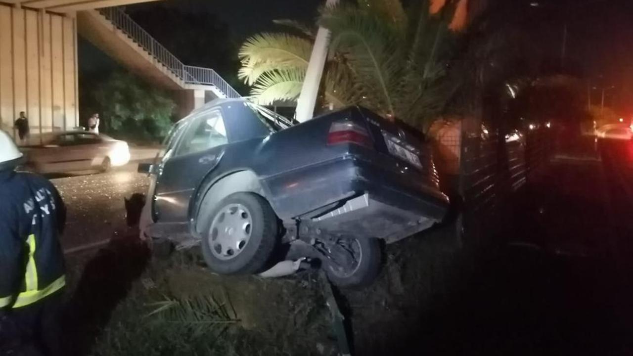 Antalya'da otomobil aydınlatma direğine çarptı, sürücü öldü