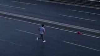 Yola düşen bayrağı gören genç canını tehlikeye attı