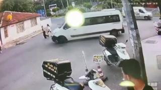 Minibüsü kendisini uyaran yayaların üzerine sürdü