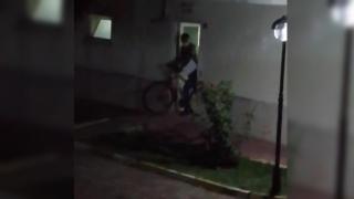 Bisiklet hırsızı kendisine fırlatılan tencereyi de çaldı