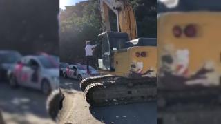 İş makinesiyle düğün konvoyunun önünü kesti