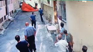 Evini ateşe verip balkondan atladı: İtfaiye son anda kurtardı