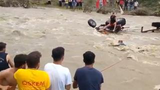 Derede sürüklenen traktörde mahsur kalan sürücüsü kurtarıldı