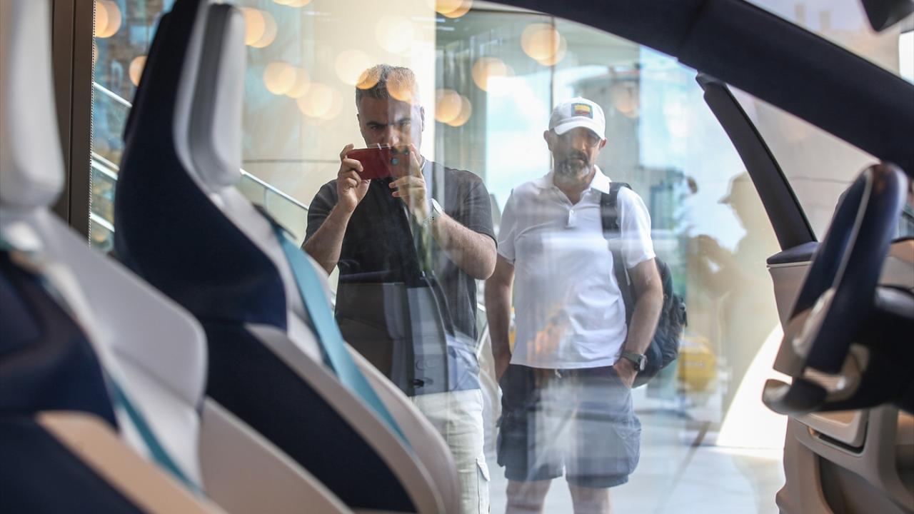 Yerli otomobil TOGG vatandaşların ilgi odağı oldu