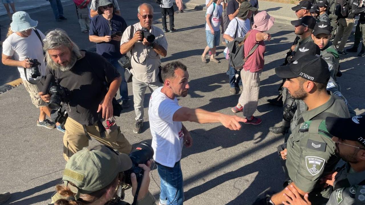 İsrail güçleri, yerleşimci grubun ilerlemesine izin verdi