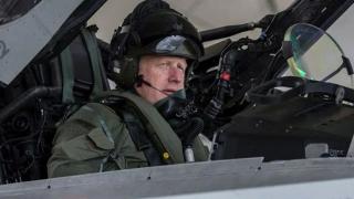 Boris Johnson savaş uçağı kullandı