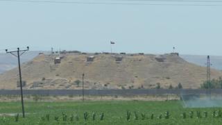 Terör örgütü PKK/YPG, rejim bayraklarıyla gizlenmeye çalışıyor