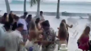 Kıyıya vuran dev dalgalar düğünü böldü