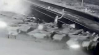 Otomobil koyun sürüsüne çarptı: 19 hayvanın telef olduğu kaza anı kamerada