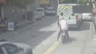 Motosikletin kontrolünü kaybeden sürücü minibüse çarptı
