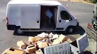 Kasa dolusu çöpü konteynerlerin önüne boşalttı