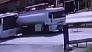 Önüne çıkan hayvana çarpmamak için yavaşlayan tankere otobüs çarptı