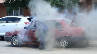 Alevlere aldırış etmedi: Hareket eden otomobili binerek durdurdu