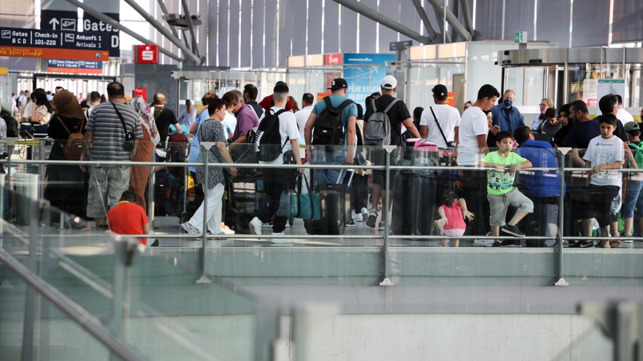 Almanya`da 2 bin uçuş iptal edildi