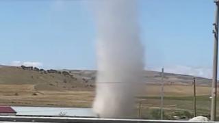 Çorum'da yolda çıkan hortum kameraya yansıdı