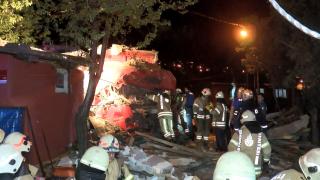 Kamyon gecekondunun üzerine uçtu