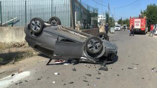 Park halindeki araca çarpan otomobil takla attı