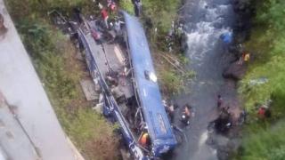 Kenya'da otobüs 40 metre yüksekten nehre düştü: 24 ölü