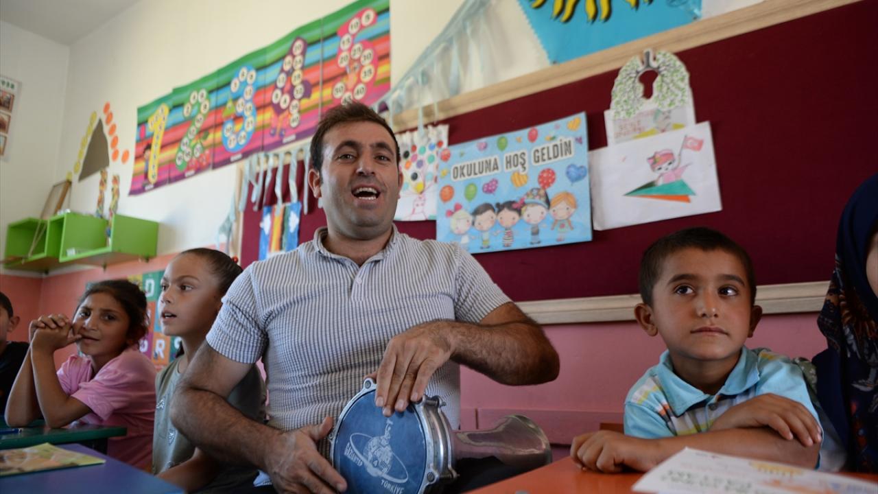 Öğrencileri için şiir ve şarkı hazırlıyor