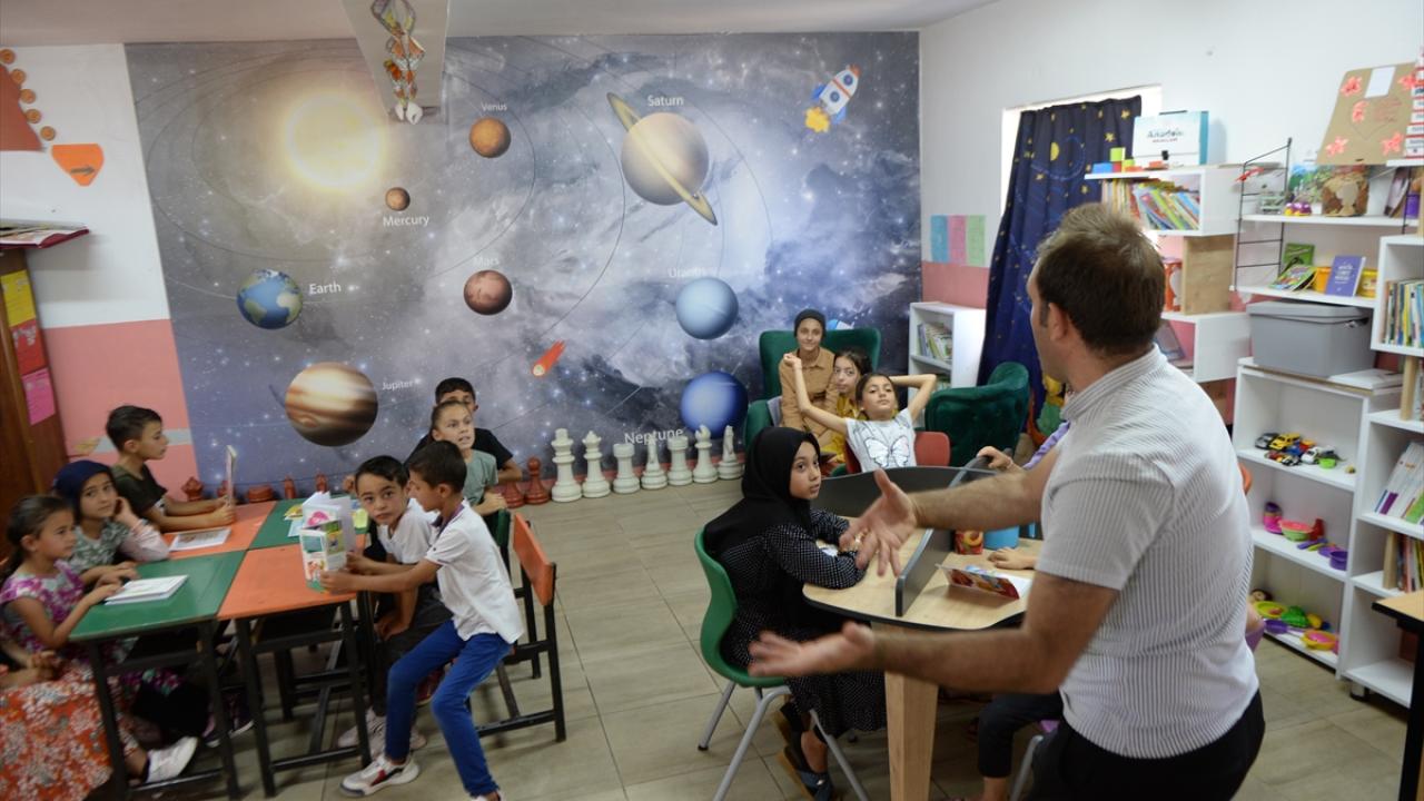 "Büyük bir özveriyle güzel çalışmalara imza atıyor"