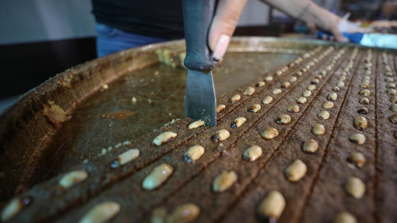 Kara fırında bakır tepsiyle pişmeli