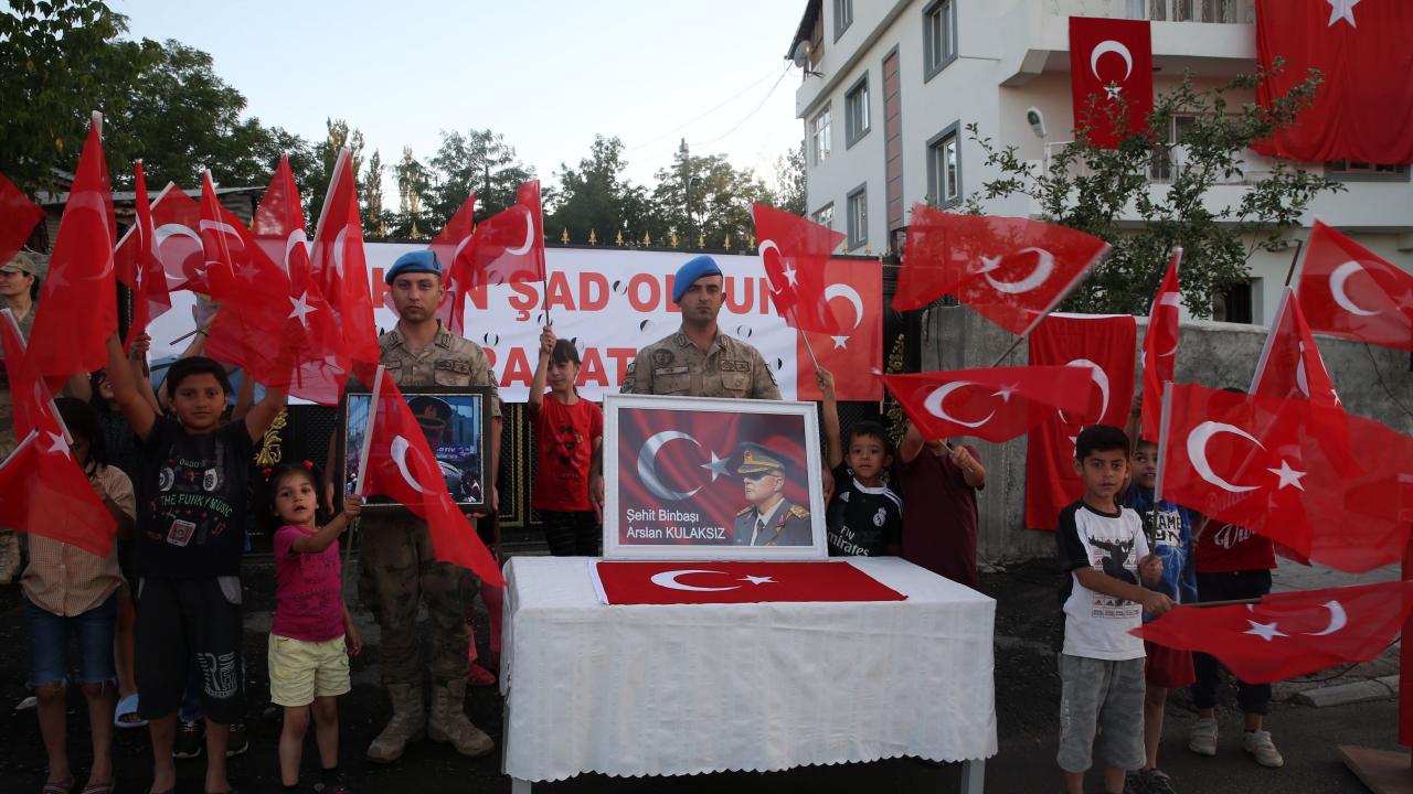 "Vatan uğruna kan dökenler ve şehit olanlar inancımıza göre ölü değillerdir. Bu vatan da şühedanın üzerinde yükselmiştir. Hep böyle olmuştur" diyen Gündüzöz, şöyle konuştu: